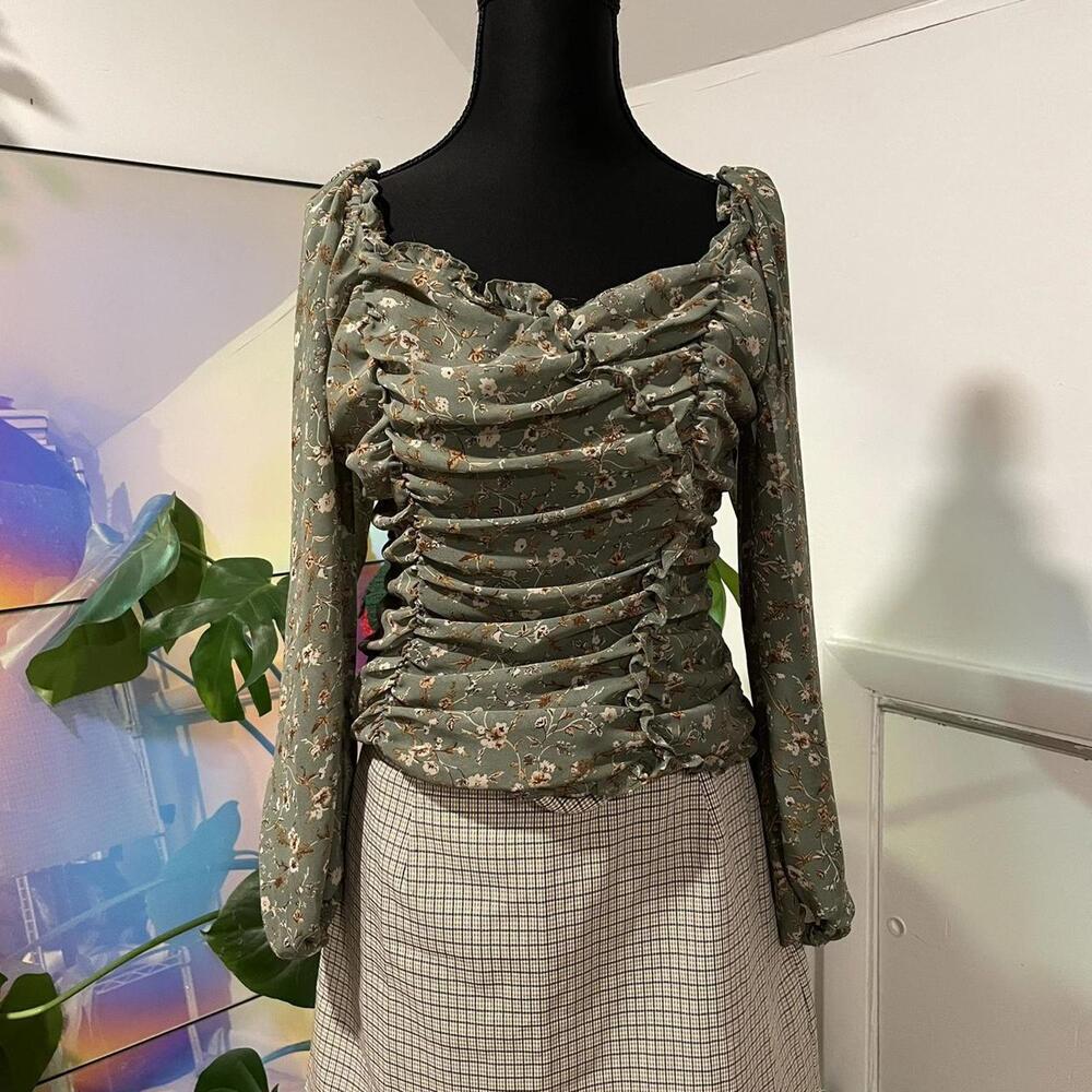 ASTR the label Green floral long sleeve blouse size medium